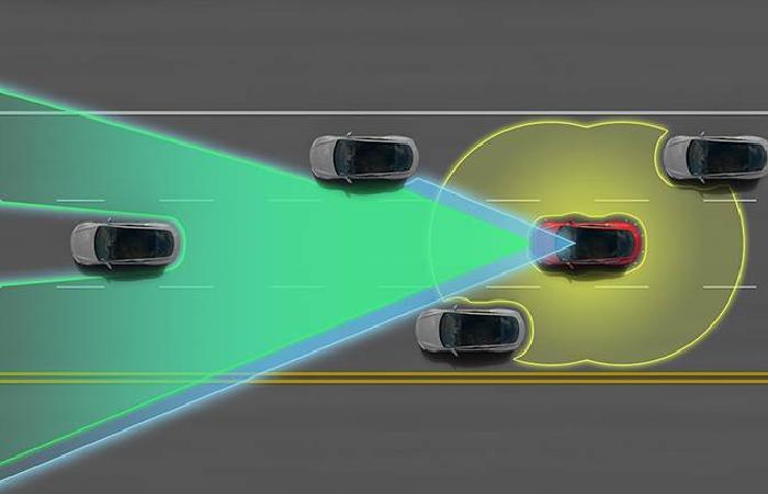 Tesla şosedə baş verən qəzanı əvvəldən təxmin edərək sürücünün həyatını qurtardı !